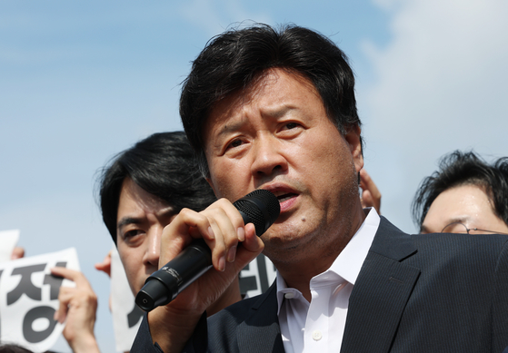 정치자금법 위반·특정범죄 가중처벌법상 뇌물 혐의로 기소된 김용 전 민주연구원 부원장이 지난 8월 20일 오전 경기 화성시 마도면 화성직업훈련교도소에서 보석으로 석방된 후 입장을 밝히고 있다. 뉴스1