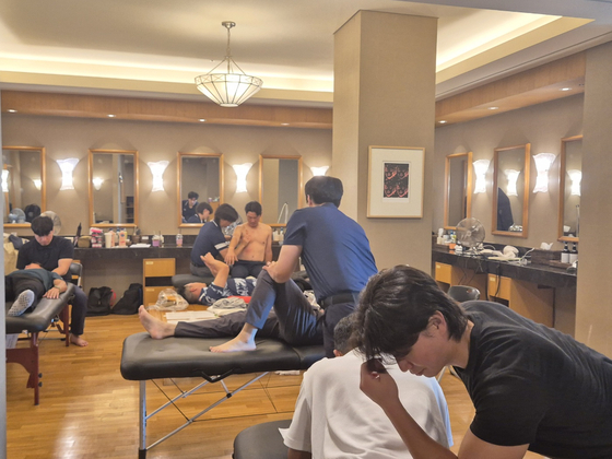 투어 챔피언십이 열리는 테디밸리 골프장 파우더룸에서 피지오 서비스를 받는 선수들. 성호준 기자