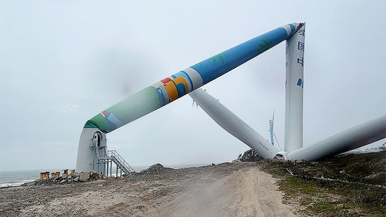 지난해 9월 7일 태풍 야기의 상륙으로 엿가락처럼 휜 중국 하이난 지역의 해상풍력 발전기. 네이처 커뮤니케이션즈