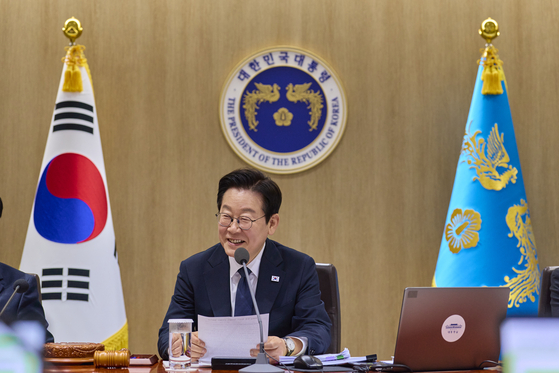 이재명 대통령이 4일 서울 용산 대통령실 청사에서 열린 국무회의에서 발언을 하고 있다. 뉴스1
