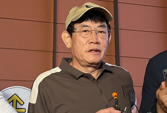 개그맨 이경규씨가 지난 6월 24일 오후 11시 45분쯤 서울 강남경찰서에서 약물 운전 혐의와 관련한 조사를 마친 뒤 취재진의 질문에 답하고 있다. 뉴스1