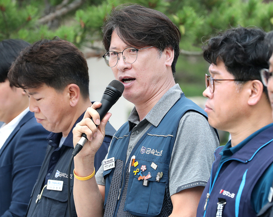 김득중 금속노조 쌍용자동차지부장이 지난 2023년 대법원 앞에서 열린 기자회견에서 발언하고 있다. 대법원은 이날 쌍용차가 금속노조를 상대로 낸 손해배상청구 소송에서 쌍용차의 33억원대 배상금 산정이 과다하다며 원심을 깨고 사건을 서울고법에 돌려보냈다.  앞서 금속노조 쌍용차지부 조합원들은 2009년 5~8월 77일 동안 정리해고 반대 파업 농성을 벌였고 쌍용차는 이로 인해 생산 차질 등 손해가 발생했다며 노조와 소속 조합원들을 상대로 손해배상을 청구하는 소송을 냈다. 뉴스1