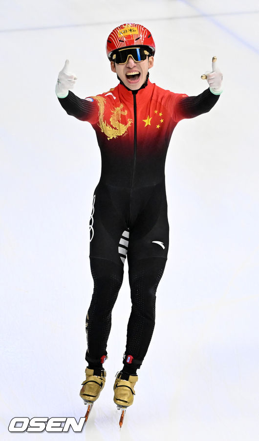 [OSEN=민경훈 기자] 12일 서울 목동 아이스링크에서 '2023 KB금융 국제빙상경기연맹(ISU) 쇼트트랙 세계선수권대회' 본선 경기가 진행됐다.남자 5000m 계주 결승전에서 중국 린샤오쥔(한국명 임효준)이 가장 먼저 결승선을 통과하며 금메달을 따고 있다. 2023.03.12 / rumi@osen.co.kr