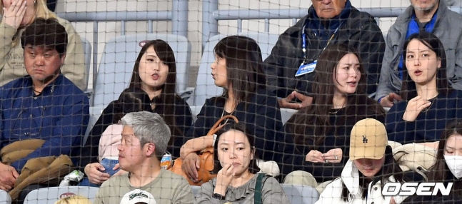 작년 서울 시리즈 때도 마미코 씨(오른쪽 끝)는 일반석에서 관람했다. / OSEN DB