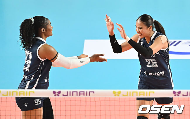 [OSEN=김천, 이석우 기자] 5일 김천실내체육관에서 진에어 2025-2026시즌 V리그 여자부 한국도로공사와 정관장의 경기가 열렸다. '쿠바 특급' 실바와 득점왕 경쟁을 펼치고 있는 '카메룬 괴물' 모마가 얼마나 많은 득점을 보여줄지 기대된다.한국도로공사 타나차가 득점에 성공하고 모마와 기쁨을 나누고 있다. 2025.11.05 / foto0307@osen.co.kr