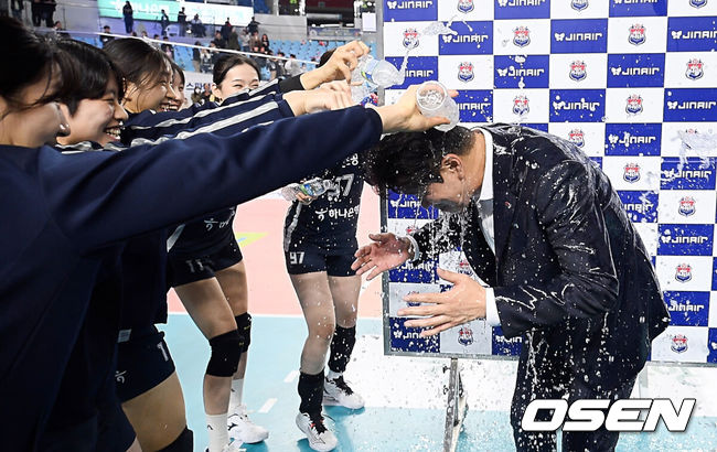 [OSEN=김천, 이석우 기자] 5일 김천실내체육관에서 진에어 2025-2026시즌 V리그 여자부 한국도로공사와 정관장의 경기가 열렸다. '쿠바 특급' 실바와 득점왕 경쟁을 펼치고 있는 '카메룬 괴물' 모마가 얼마나 많은 득점을 보여줄지 기대된다.한국도로공사 김종민 감독이 200승을 기록하고 선수들의 축하 물세례를 받고 있다. 2025.11.05 / foto0307@osen.co.kr