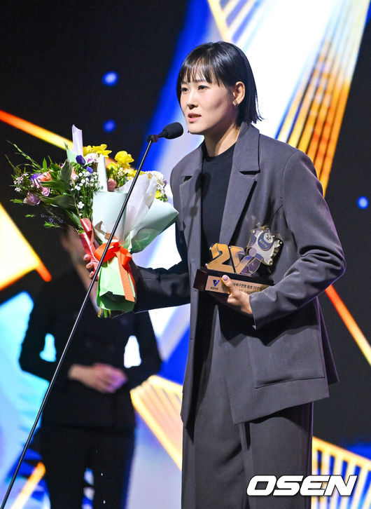 [OSEN=박준형 기자]  14일 오후 서울 서대문구 스위스그랜드호텔에서 2024-2025 V리그 시상식이 진행됐다.여자부는 마지막을 화려하게 장식한 김연경이 정규리그 MVP까지 노리는 반면, 남자부는 트레블을 이끈 레오와 토종 에이스 허수봉이 치열한 경쟁을 펼치고 있다.20주년 베스트7에 선정된 임명옥이 소감을 말하고 있다.   2025.04.14 / soul1014@osen.co.kr