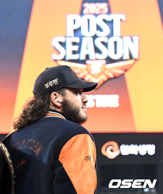 [OSEN=대전, 이대선 기자] 29일 대전 한화생명볼파크에서 2025 신한 SOL Bank KBO리그 포스트시즌 한국시리즈 3차전 한화 이글스와 LG 트윈스의 경기가 열렸다.이날 경기에 한화는 폰세를, LG는 손주영을 선발투수로 내세웠다. 경기에 앞서 한화 선발투수 폰세가 그라우드로 나가고 있다. 2025.10.29 /sunday@osen.co.kr