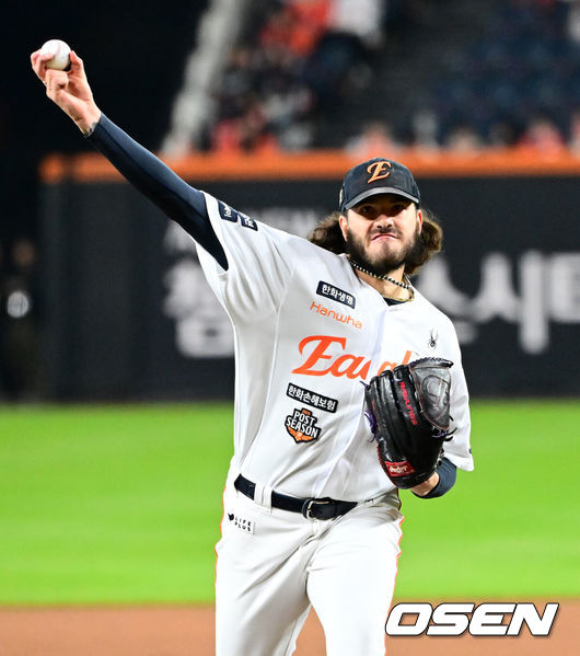 [OSEN=대전, 지형준 기자] 29일 대전시 중구 부사동 대전한화생명볼파크에서 2025 신한 SOL Bank KBO리그 포스트시즌 한국시리즈 3차전 한화 이글스와 LG 트윈스의 경기가 진행됐다.이날 경기에 한화는 폰세를, LG는 손주영을 선발투수로 내세웠다. 1회 한화 폰세가 역투하고 있다. 2025.10.29 /jpnews@osen.co.kr