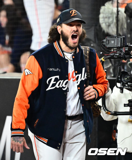 [OSEN=대전, 지형준 기자] 29일 대전시 중구 부사동 대전한화생명볼파크에서 2025 신한 SOL Bank KBO리그 포스트시즌 한국시리즈 3차전 한화 이글스와 LG 트윈스의 경기가 진행됐다.이날 경기에 한화는 폰세를, LG는 손주영을 선발투수로 내세웠다. 경기에 앞서 한화 폰세가 파이팅을 외치고 있다. 2025.10.29 /jpnews@osen.co.kr