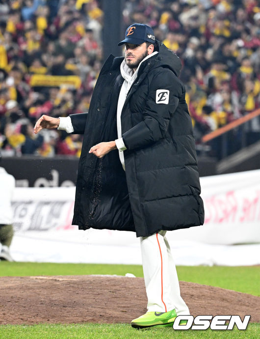 [OSEN=대전, 이대선 기자] 이변은 없었다. 2025시즌 우승팀은 무적 LG 트윈스다.프로야구 LG 트윈스는 31일 대전 한화생명볼파크에서 열린 2025 신한 SOL뱅크 KBO 한국시리즈(7전 4선승제) 한화 이글스와의 5차전에서 4-1로 승리했다.정규시즌 1위 LG는 시리즈 전적 4승 1패로 통합우승 금자탑을 쌓았다. LG의 통합우승은 1990년, 1994년, 2023년에 이은 통산 4번째로, 염경엽 감독은 2023년 부임 후 3년 사이 팀을 두 차례나 정상에올려놓는 위대한 업적을 달성했다. 2023년 1위, 2024년 3위, 2025년 1위로 KBO리그에 트윈스 왕조 시대를 활짝 열었다.반면 2위 한화는 플레이오프를 거쳐 2006년 이후 19년 만에 한국시리즈 무대를 밟았지만, LG의 벽을 넘지 못하며 1999년 이후 26년 만에 통산 두 번째 우승이 무산됐다.경기 종료 후 한화 폰세가 마운드 흙을 가져가고 있다. 2025.10.31 /sunday@osen.co.kr