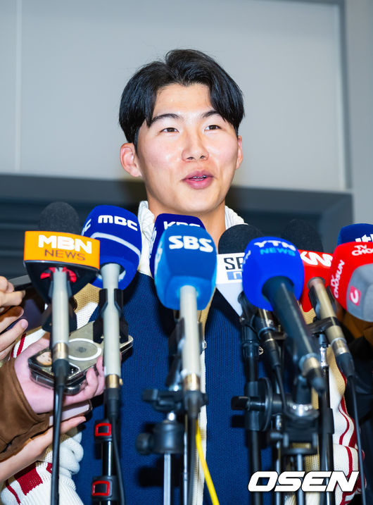 [OSEN=인천공항, 민경훈 기자] 미국프로야구 메이저리그(MLB)LA 다저스의 김혜성이 6일 오후 인천국제공항을 통해 귀국했다.김혜성은 메이저리그 진출 첫 해 우승반지를 거머쥐는 영광을 누렸다. 한국인 메이저리거 야수로는 역대 최초로 월드시리즈 우승반지를 차지한 김혜성은 올해 71경기 출전, 타율 0.280(161타수 45안타), 3홈런 17타점 19득점, 13도루(1실패), 출루율 0.314 장타율 0.385, OPS 0.699의 기록으로 정규시즌을 마무리했다.김혜성이 입국장 앞에서 인터뷰를 하고 있다. 2025.11.06 /rumi@osen.co.kr