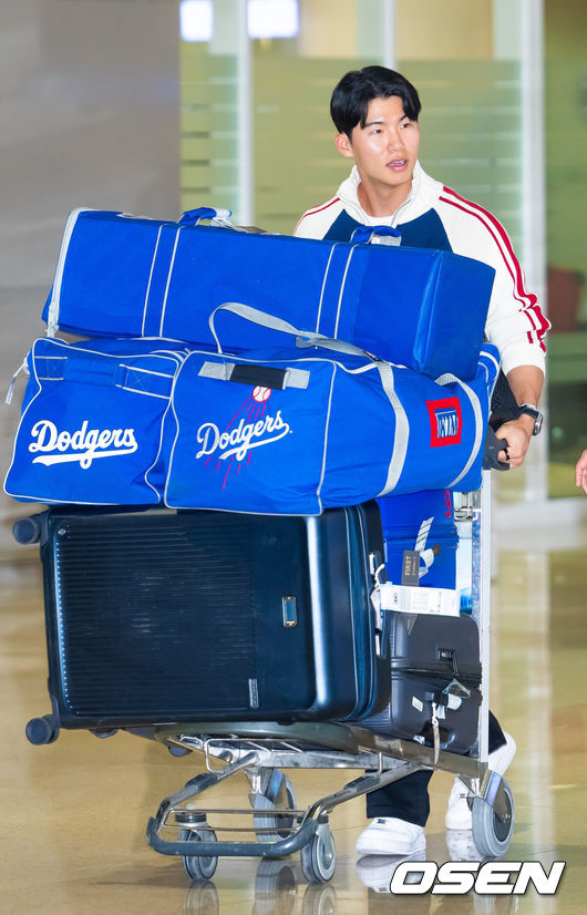 [OSEN=인천공항, 민경훈 기자] 미국프로야구 메이저리그(MLB)LA 다저스의 김혜성이 6일 오후 인천국제공항을 통해 귀국했다.김혜성은 메이저리그 진출 첫 해 우승반지를 거머쥐는 영광을 누렸다. 한국인 메이저리거 야수로는 역대 최초로 월드시리즈 우승반지를 차지한 김혜성은 올해 71경기 출전, 타율 0.280(161타수 45안타), 3홈런 17타점 19득점, 13도루(1실패), 출루율 0.314 장타율 0.385, OPS 0.699의 기록으로 정규시즌을 마무리했다.김혜성이 입국장에서 걸어 나오고 있다. 2025.11.06 /rumi@osen.co.kr