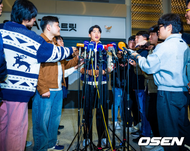 [OSEN=인천공항, 민경훈 기자] 미국프로야구 메이저리그(MLB)LA 다저스의 김혜성이 6일 오후 인천국제공항을 통해 귀국했다.김혜성은 메이저리그 진출 첫 해 우승반지를 거머쥐는 영광을 누렸다. 한국인 메이저리거 야수로는 역대 최초로 월드시리즈 우승반지를 차지한 김혜성은 올해 71경기 출전, 타율 0.280(161타수 45안타), 3홈런 17타점 19득점, 13도루(1실패), 출루율 0.314 장타율 0.385, OPS 0.699의 기록으로 정규시즌을 마무리했다.김혜성이 입국장 앞에서 인터뷰를 하고 있다. 2025.11.06 /rumi@osen.co.kr