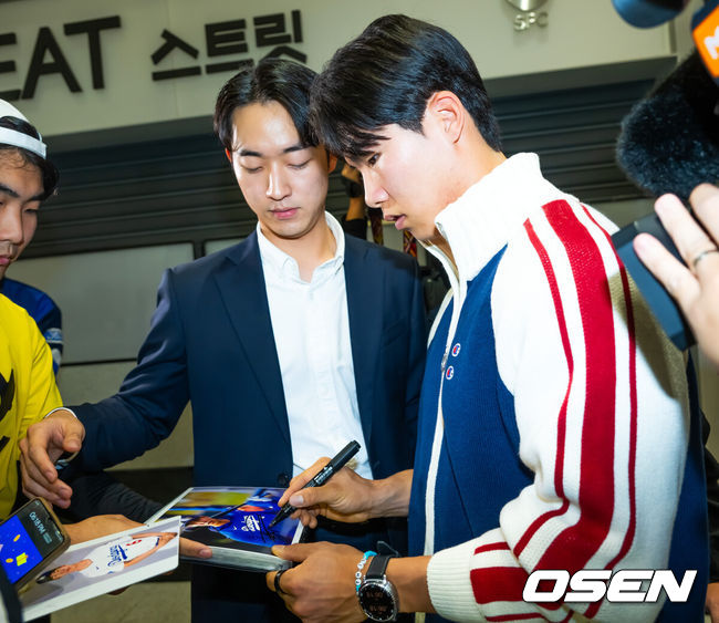 [OSEN=인천공항, 민경훈 기자] 미국프로야구 메이저리그(MLB)LA 다저스의 김혜성이 6일 오후 인천국제공항을 통해 귀국했다.김혜성은 메이저리그 진출 첫 해 우승반지를 거머쥐는 영광을 누렸다. 한국인 메이저리거 야수로는 역대 최초로 월드시리즈 우승반지를 차지한 김혜성은 올해 71경기 출전, 타율 0.280(161타수 45안타), 3홈런 17타점 19득점, 13도루(1실패), 출루율 0.314 장타율 0.385, OPS 0.699의 기록으로 정규시즌을 마무리했다.김혜성이 입국장 앞에서 팬들에게 사인을 해주고 있다. 2025.11.06 /rumi@osen.co.kr