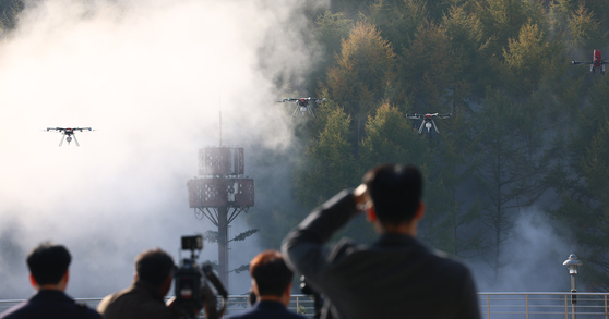 6일 강원도 원주 산림항공본부에서 산불진화 관ㆍ군 합동훈련을 하고 있다. 이날 훈련은 이재명 대통령이 참관했다. 연합뉴스
