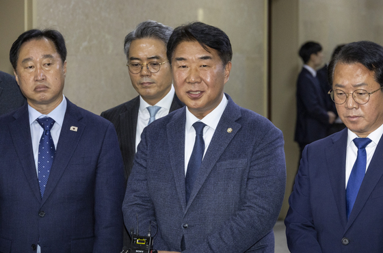 더불어민주당 이기헌 의원과 운영위원들이 6일 국회 운영위원회 회의실 앞에서 이날 운영위 회의 정회 직후 발생한 여야 의원 간 물리적 충돌 관련 기자회견을 하고 있다.   이날 국회 운영위에서 열린 대통령비서실과 국가안보실, 대통령경호처 등에 대한 국정감사에서는 더불어민주당 이기헌 의원과 국민의힘 송언석 원내대표가 여야 설전으로 국감이 정회된 뒤 설전을 벌이다 '배치기'를 하는 물리적 충돌이 일어났다. 연합뉴스