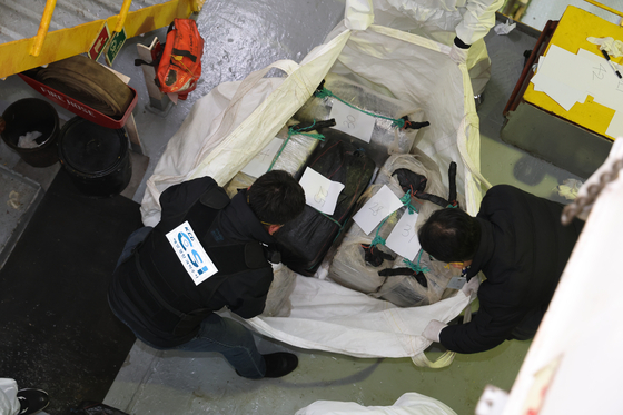 동해지방해양경찰청과 관세청 합동 검색팀이 지난 4월 강원도 강릉 옥계항에 입항한 외국 무역선에 은닉된 마약을 찾은 모습. [사진 동해지방해양경찰청]