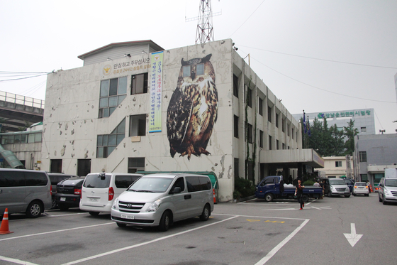 구 강남경찰서 건물 전경. 강력반 형사들은 승진하려면 제대로 된 성과를 내놔야 했다. 강도·절도 특별단속 기간 직전에 발생한 강도단 사건은 소위 한 건 해내는 작품으로 여겨졌다. 서울경찰청