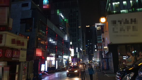 강남 밤거리. 자정을 넘겨 이 일대를 지나는 여성은 강도단의 타깃이었다. 강도단은 검은색 쏘나타와 뉴그랜저를 번갈아 몰면서 피해자를 물색하고 다녔다. 연합뉴스