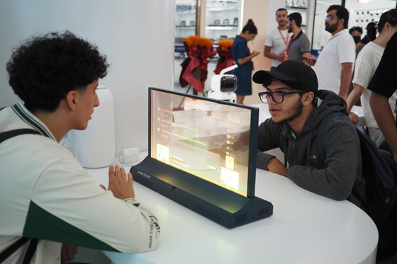 지난달 14일 저장(浙江)성 이우(義烏) 글로벌디지털무역센터에서 인공지능(AI) 번역 인터랙티브 화면을 체험하는 외국인 바이어. 신화통신