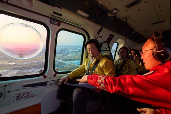 이재명 대통령이 6일 강원도 원주 산림항공본부에서 산불진화 관ㆍ군 합동훈련을 참관한 후 산림청 산불 진화헬기를 타고 동해안 과거 산불 피해 지역 등을 시찰하고 있다. 사진 대통령실