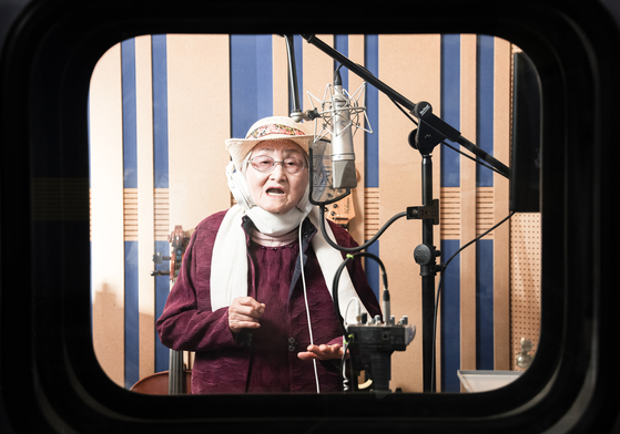 95세 가수 박정란 할머니가 열창하는 모습. 김경록 기자