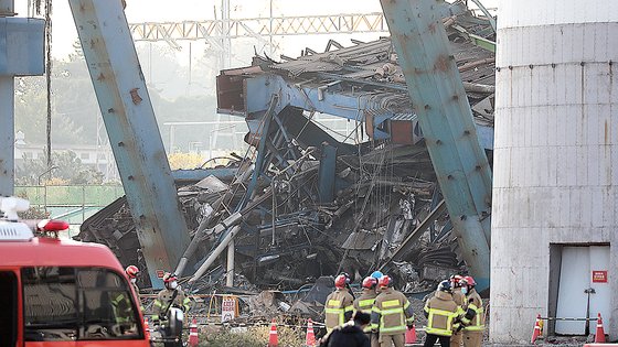 (울산=뉴스1) 김세은 기자 = 6일 오후 울산 남구 용잠로 동서발전 울산화력발전소에서 붕괴 사고가 발생해 소방 당국이 구조 작업에 나서고 있다. 뉴스1