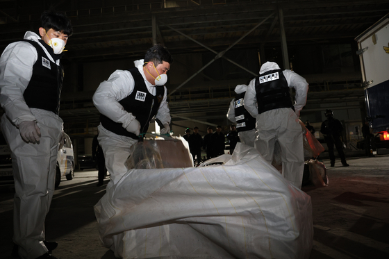 동해지방해양경찰청과 관세청 합동 검색팀이 지난 4월 강원도 강릉 옥계항에 입항한 외국 무역선에 은닉된 마약을 찾은 모습. [사진 동해지방해양경찰청]