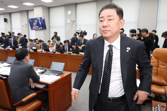 '김병기 국회 운영위원장이 6일 서울 여의도 국회에서 열린 운영위원회의 대통령비서실과 국가안보실, 대통령경호처 등에 대한 국정감사에서 의원들의 고성이 이어지자 정회 선포 후 회의장에서 나가고 있다. 연합뉴스