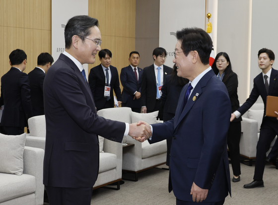이재명 대통령이 31일 경북 경주화백컨벤션센터(HICO)에서 열린 젠슨 황 엔비디아(NVIDIA) 대표 접견장에서 이재용 삼성전자 회장과 인사를 하고 있다. 대통령실사진기자단