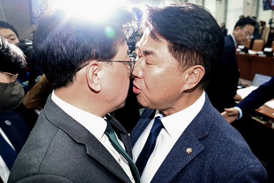 송언석 국민의힘 원내대표와 이기헌 더불어민주당 의원이 6일 오전 서울 여의도 국회에서 열린 운영위원회의 대통령비서실 등 국정감사에서 정회 후 퇴장하는 과정에 충돌하고 있다. 뉴스1