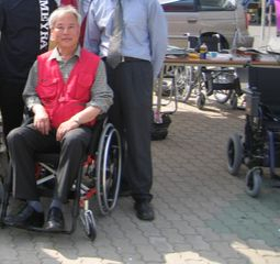 2004년 휠체어 누적 3000대를 무상수리한 기념으로 휠체어에 직접 앉은 신동욱씨. 사진 신동욱씨