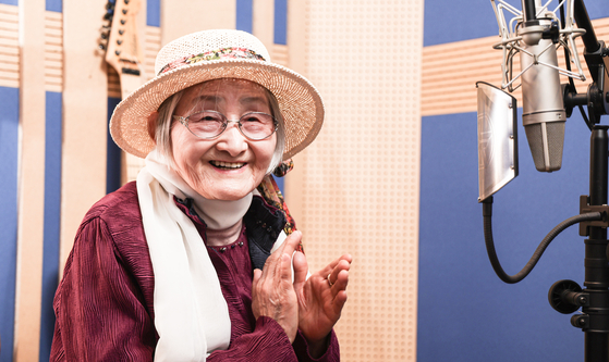  95세 가수 박정란 할머니가 인천 계양구 솔담뮤직 녹음실에서 연습을 하고 있다. 김경록 기자