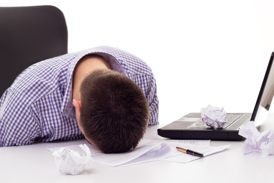 사무실에서 좌절하고 있는 직장인의 모습. 셔터스톡