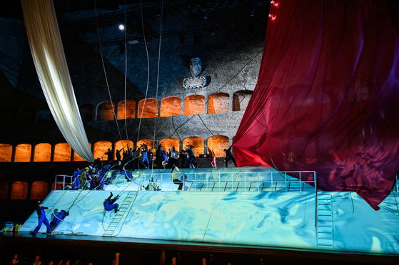 연극과 뮤지컬 연출을 겸하는 연출가 칼 필립 폰 말데헴이 '방황하는 네덜란드인'을 현대적으로 재해석했다. 사진 란데스테아터