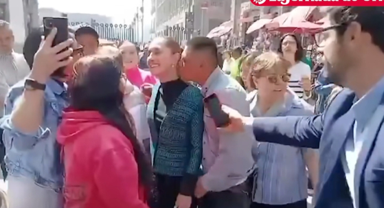 셰인바움 멕시코 대통령이 한 남성에게 성추행 피해를 입었다. 유튜브 'MILENIO' 캡처