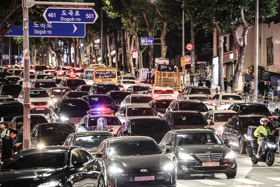 지난해 6월 서울 강남구 대치동 은마아파트 사거리에서 교통 혼잡이 벌어지고 있다. 서울 시내 학원은 오후 10시까지 운영하기 때문에 이 시간대 학생들을 태우러 오는 학부모 승용차가 몰린다. 김경록 기자