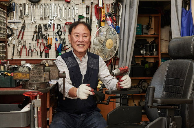 '대구 휠체어 천사'로 불리는 신동욱씨. 사진 코오롱그룹