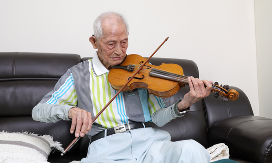  김영래(105)씨가 지난 19일 인천 자택에서 중앙일보와 인터뷰하고 있다. 강정현 기자