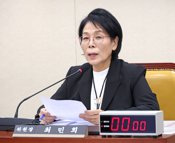 지난달 30일 국회 과학기술정보방송통신위원회에서 열린 종합감사에서 최민희 위원장이 발언하고 있다. 연합뉴스