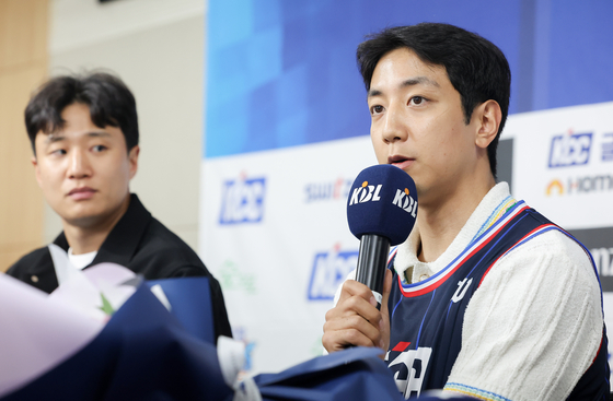 취재진 질문에 답하는 허훈   (서울=연합뉴스) 김도훈 기자 = 부산 KCC 이지스로 이적한 허훈(오른쪽)이 29일 서울 강남구 KBL센터에서 열린 입단식에서 취재진 질문에 답하고 있다. 왼쪽은 선수대표로 참석한 친형 허웅. 2025.5.29   superdoo82@yna.co.kr (끝)  〈저작권자(c) 연합뉴스, 무단 전재-재배포, AI 학습 및 활용 금지〉