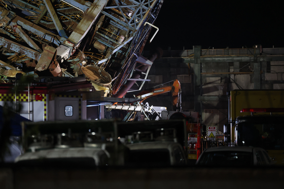 울산시 남구 용잠동 한국동서발전 울산발전본부 울산화력발전소 보일러 타워 붕괴 사고 현장에서 야간작업이 이어지고 있다. [연합뉴스]