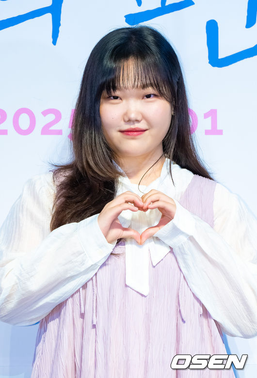 [OSEN=박준형 기자] 영화 '연의 편지' 언론 시사회가 15일 오후 서울 롯데월드타워 내 롯데시네마 월드타워에서 진행됐다.'연의 편지'는 책상 서랍에서 우연히 의문의 편지를 발견하게 된 전학생 소리가 편지 속 힌트로 이어지는 다음 편지들을 찾아가며 벌어지는 이야기를 담은 애니메이션 영화로 이날 행사에는 김용환 감독, 이수현, 김민주, 민승우, 남도형이 참석했다. 악뮤 이수현이 포즈를 취하고 있다.  2025.09.15 / soul1014@osen.co.kr