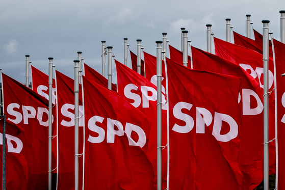 6월 27일 독일 사회민주당(SPD) 전당대회가 열린 독일 베를린 시티큐브(City Cube)에서 SPD 깃발들이 보인다. [로이터=연합뉴스]
