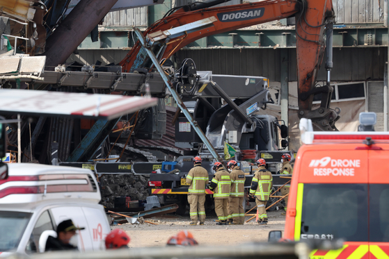 7일 오후 울산 남구 동서발전 울산화력발전소 보일러 타워 붕괴현장에서 소방대원이 구조견과 함께 매몰자 수색 및 구조작업을 벌이고 있다. 사진 뉴스1