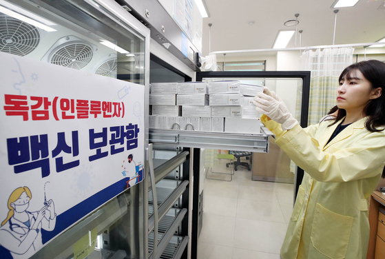한 보건소에서 독감 백신의 수량을 확인하고 있다. 사진 연합뉴스 