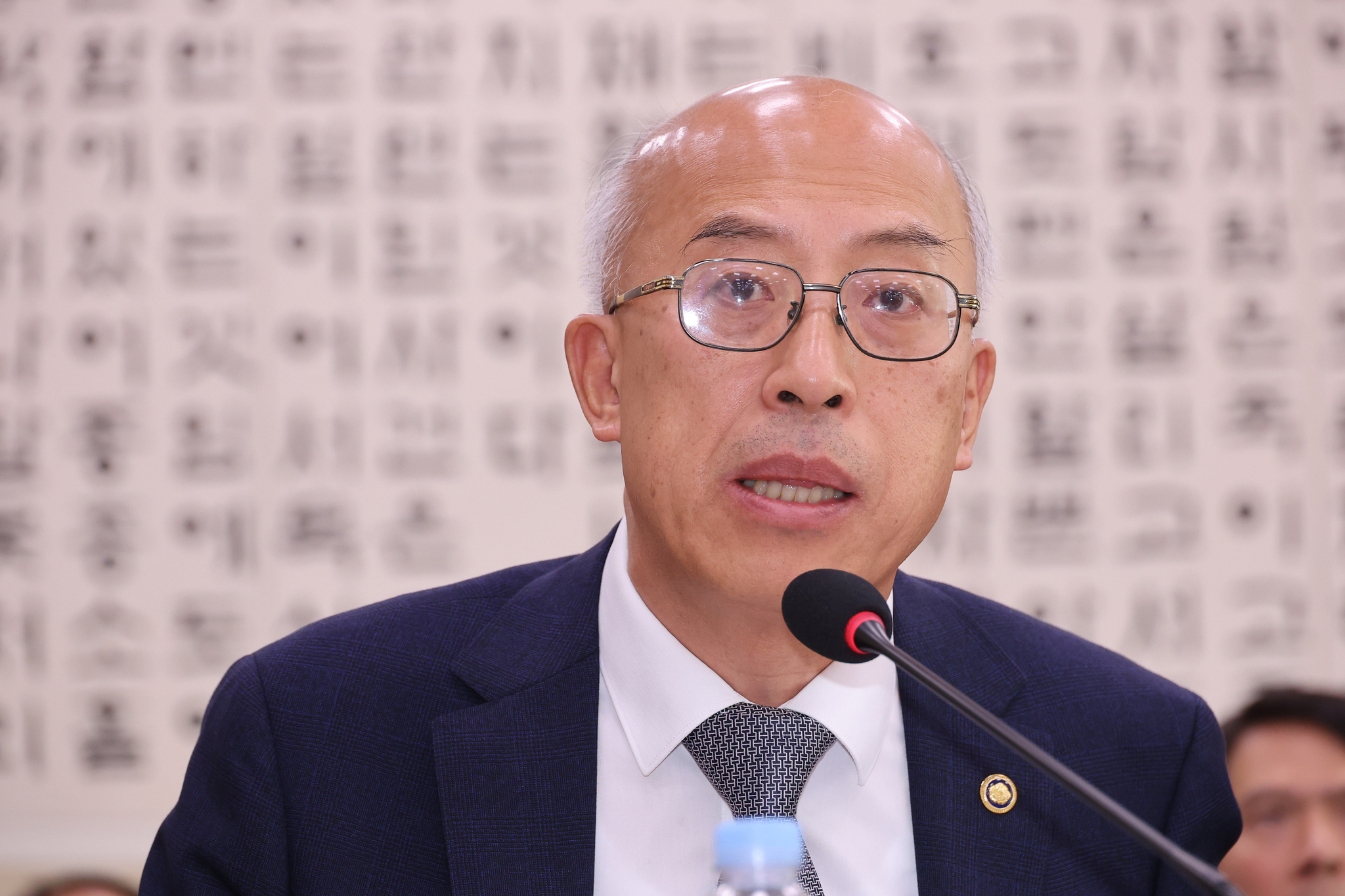 조원철 법제처장이 지난달 30일 서울 여의도 국회 법제사법위원회에서 열린 종합감사에서 답변하고 있다. 연합뉴스