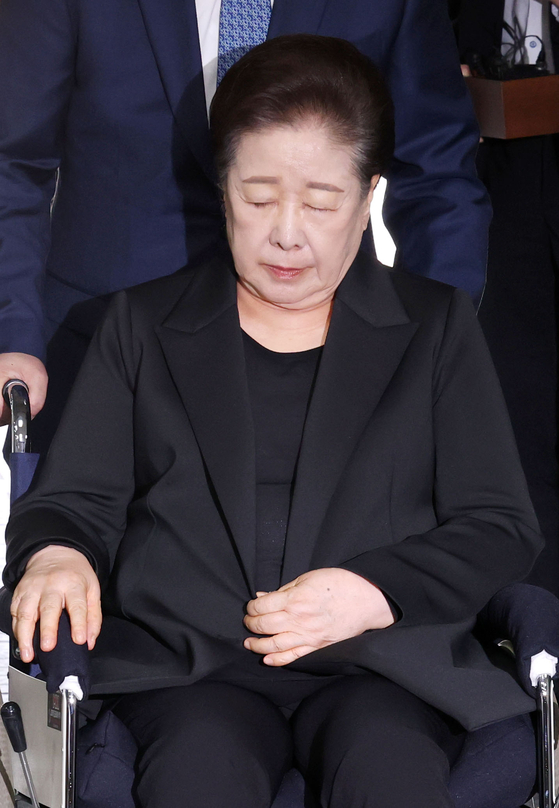 권성동 국민의힘 의원 등에게 금품을 전달하고 이권을 청탁한 혐의를 받는 한학자 통일교 총재가 지난 9월 22일 오후 서울 서초구 서울중앙지방법원에서 열린 구속 전 피의자심문(영장실질심사)에 출석하고 있다.  김건희 특검팀은 지난 9월 18일 정치자금법 위반, 청탁금지법 위반, 증거인멸교사, 업무상 횡령 등 4가지 혐의로 한 총재의 구속영장을 청구했다. 뉴스1