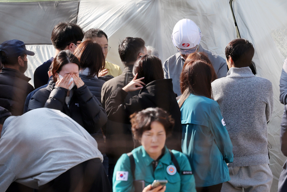 7일 오후 울산 남구 동서발전 울산화력발전소 보일러 타워 붕괴현장에서 사고를 당한 근로자 가족들이 발전소 관계자들에게 항의하고 있다. 사진 뉴스1